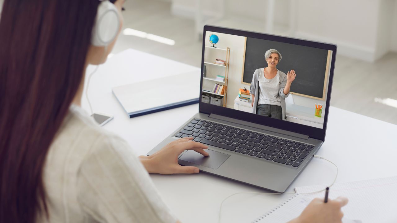 Por que quem vende cursos online deve ter seu próprio e-learning em vez de depender de plataformas